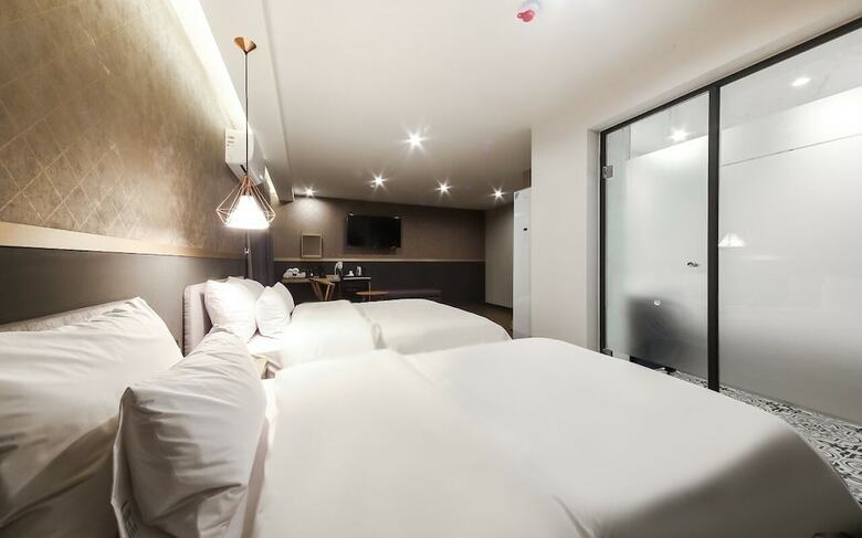 Gray 194 Hotel