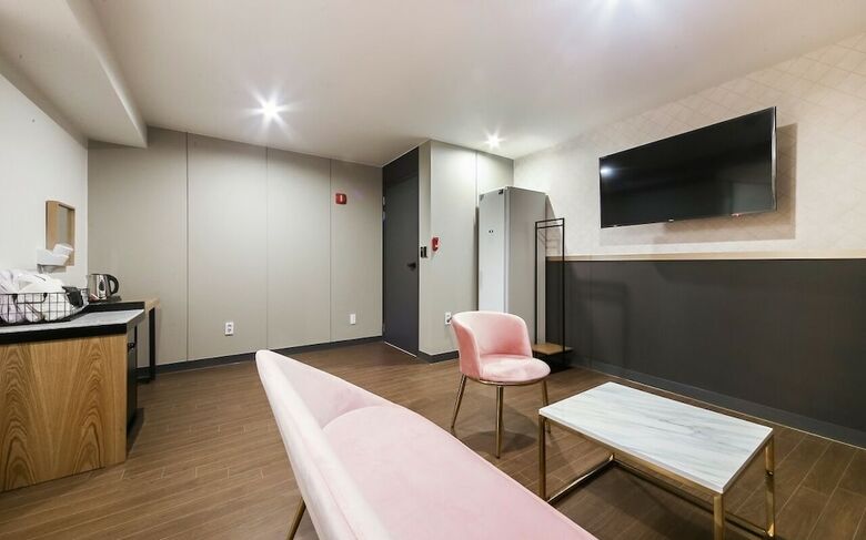 Gray 194 Hotel