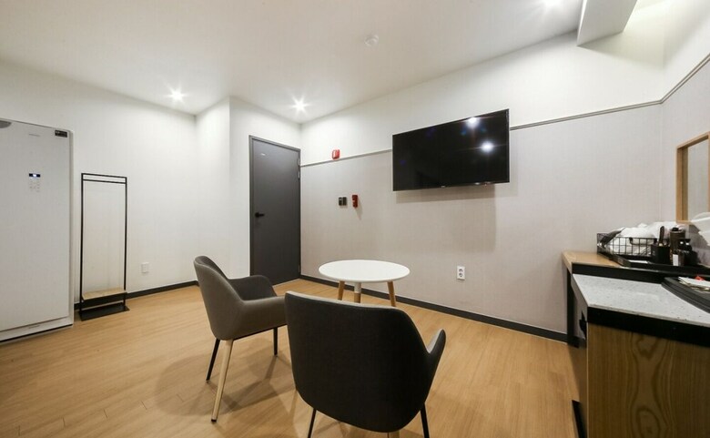 Gray 194 Hotel