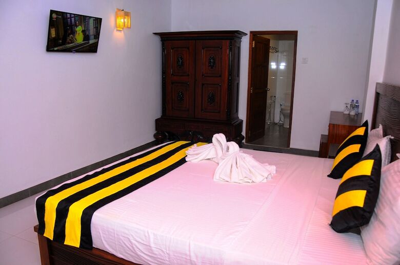 Happy Banana Hotel & Restaurant