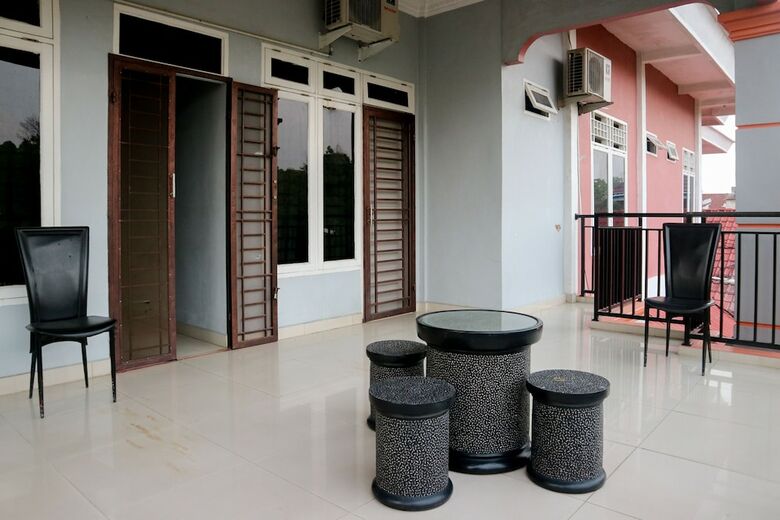 Hostal Oyo 1156 Fanybella Homestay