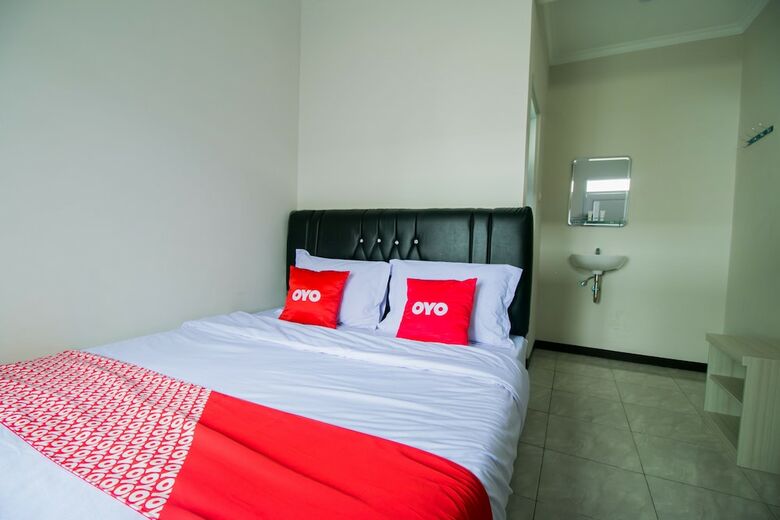 Hostal Oyo 1078 Fakhira Residence