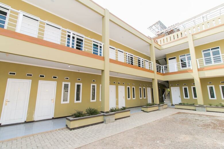 Hostal Oyo 1078 Fakhira Residence