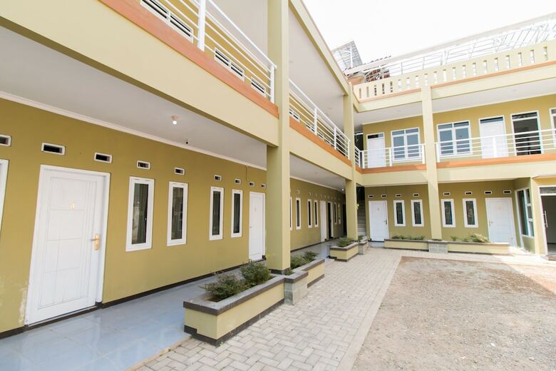 Hostal Oyo 1078 Fakhira Residence