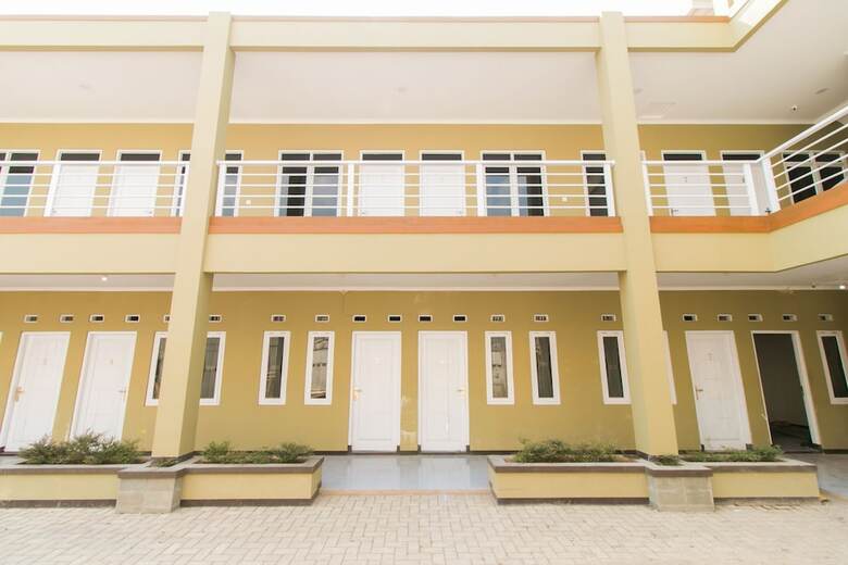 Hostal Oyo 1078 Fakhira Residence