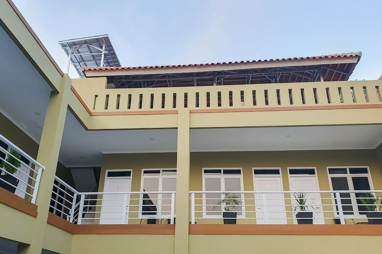 Hostal Oyo 1078 Fakhira Residence