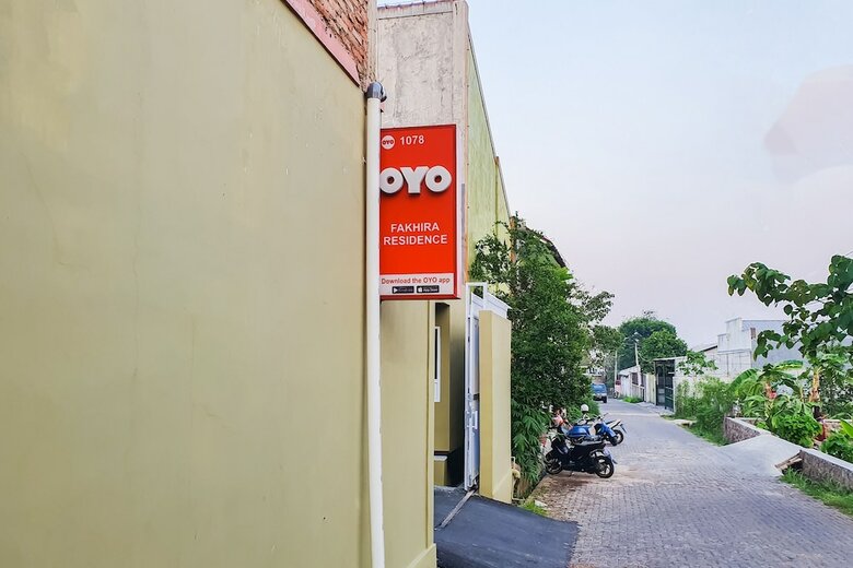 Hostal Oyo 1078 Fakhira Residence