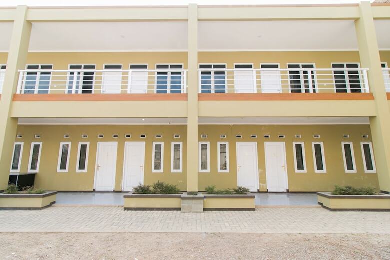 Hostal Oyo 1078 Fakhira Residence