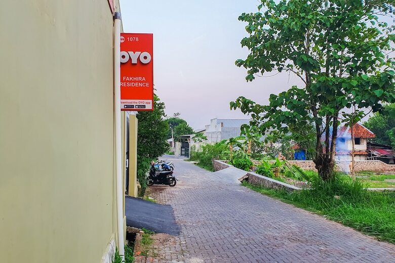 Hostal Oyo 1078 Fakhira Residence