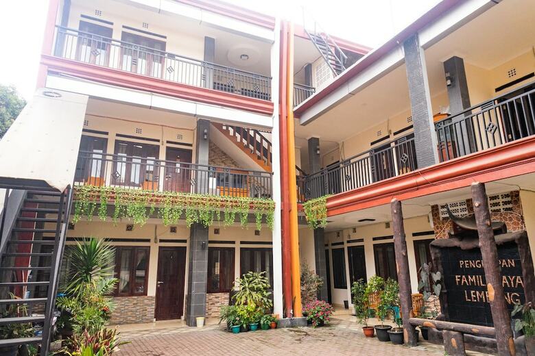 Hostal Oyo 681 Wisma Family Raya