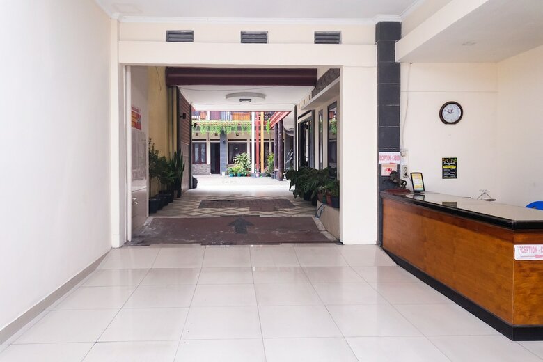 Hostal Oyo 681 Wisma Family Raya