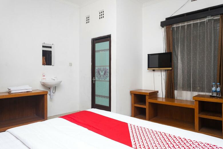 Hostal Oyo 681 Wisma Family Raya