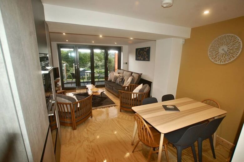 Impeccable 3-double Bed Cottage In Sheffield