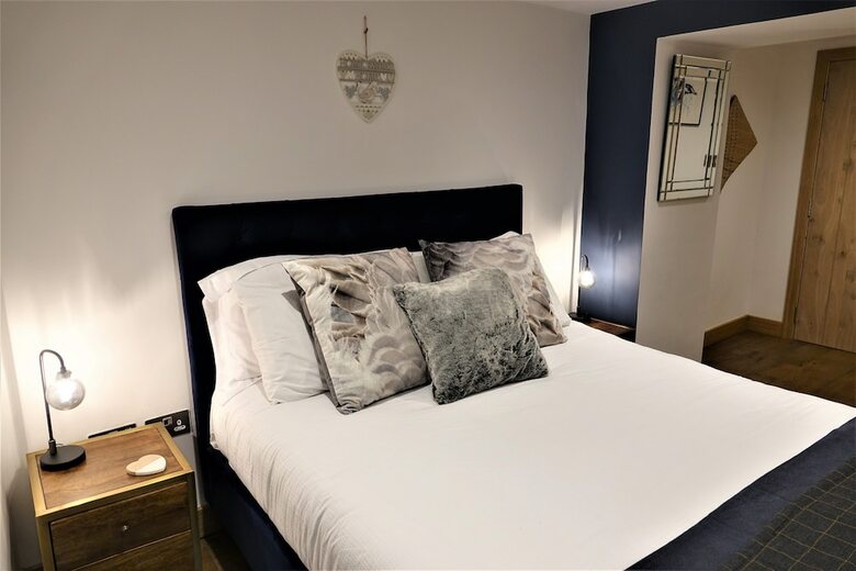 Impeccable 3-double Bed Cottage In Sheffield