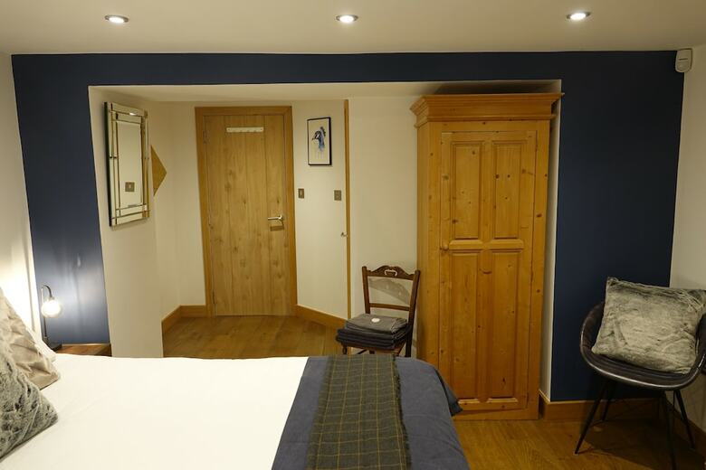 Impeccable 3-double Bed Cottage In Sheffield