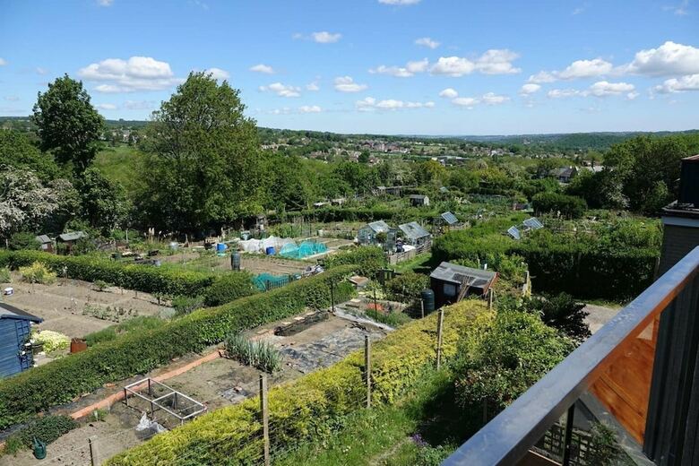 Impeccable 3-double Bed Cottage In Sheffield