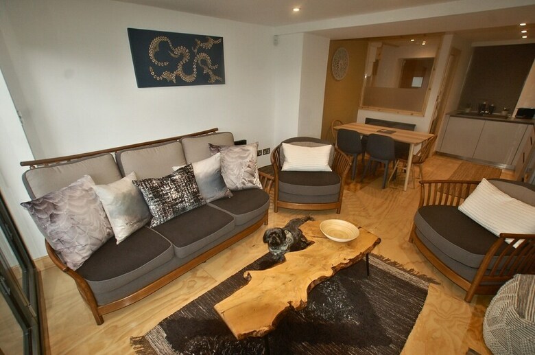 Impeccable 3-double Bed Cottage In Sheffield