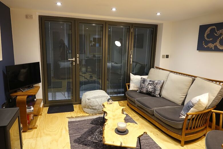 Impeccable 3-double Bed Cottage In Sheffield