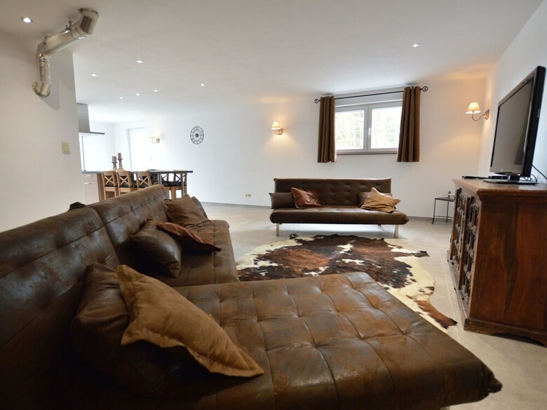 Cozy Holiday Home In Polleur With Jacuzzi