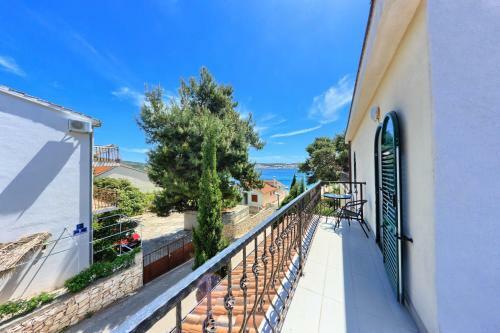 Apartments & Rooms Ruzmarin