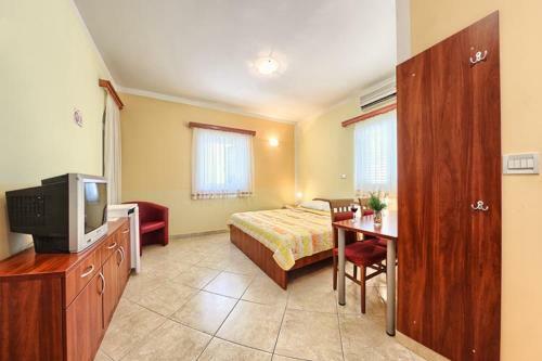 Apartments & Rooms Ruzmarin