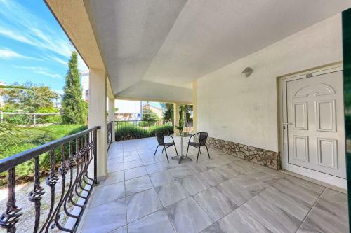 Apartments & Rooms Ruzmarin