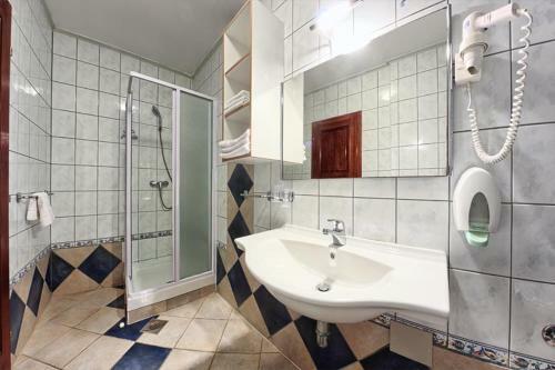 Apartments & Rooms Ruzmarin