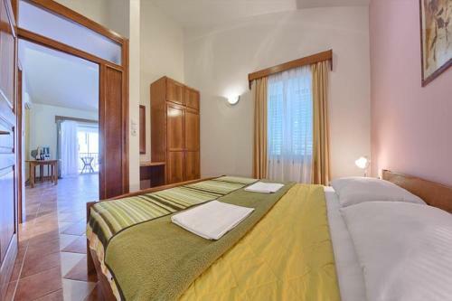 Apartments & Rooms Ruzmarin