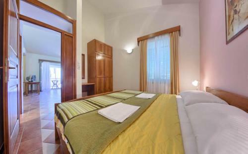 Apartments & Rooms Ruzmarin