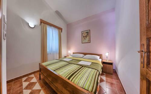 Apartments & Rooms Ruzmarin