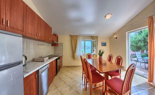Apartments & Rooms Ruzmarin