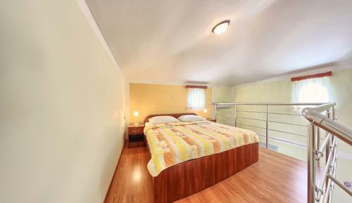 Apartments & Rooms Ruzmarin