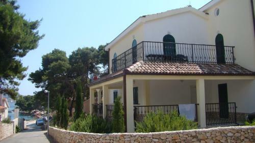 Apartments & Rooms Ruzmarin