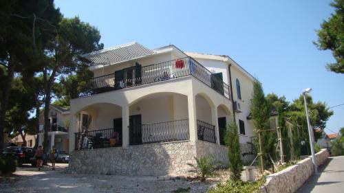 Apartments & Rooms Ruzmarin