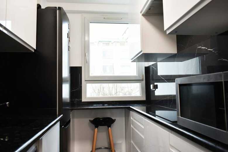 Beautiful And Bright Apartment In Paris 19th