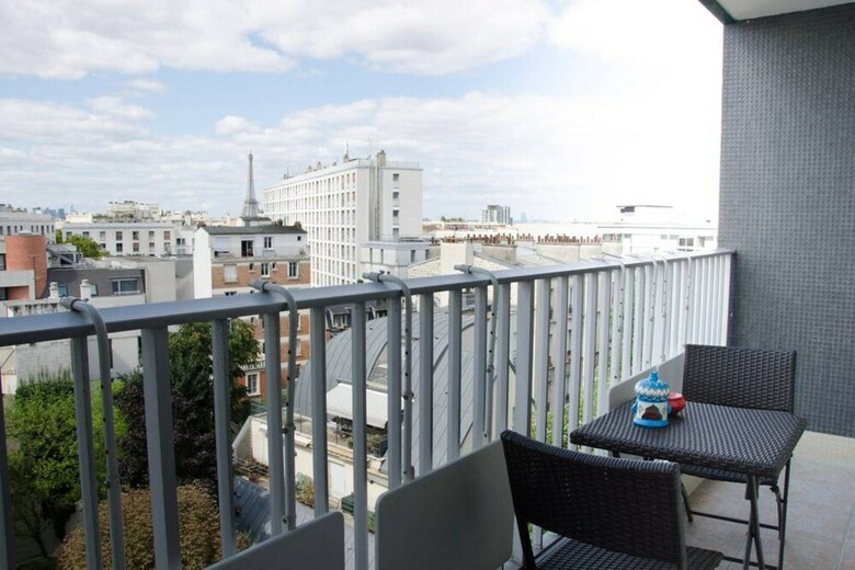 2 Bedroom Apartment With Balcony Near Eiffel Tower And Invalides