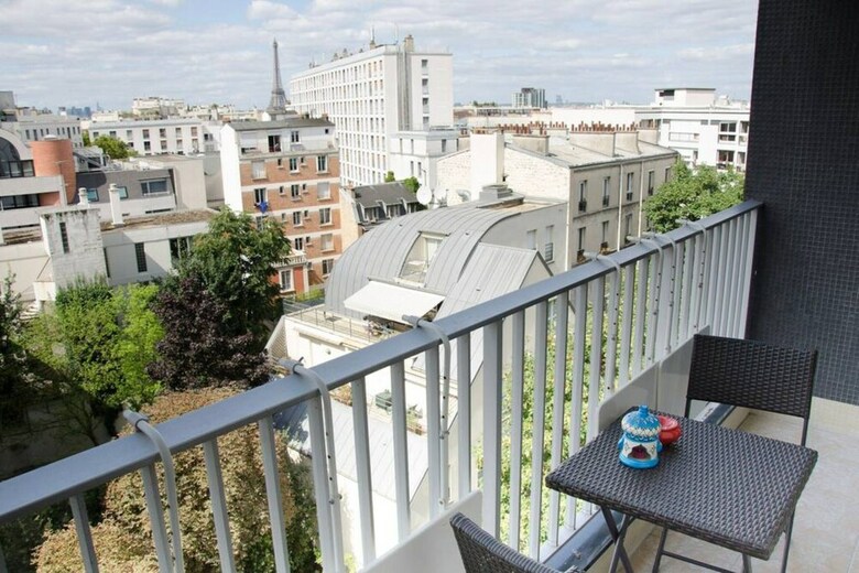 2 Bedroom Apartment With Balcony Near Eiffel Tower And Invalides