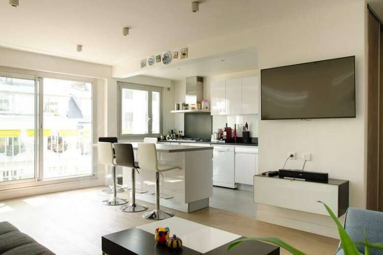 2 Bedroom Apartment With Balcony Near Eiffel Tower And Invalides