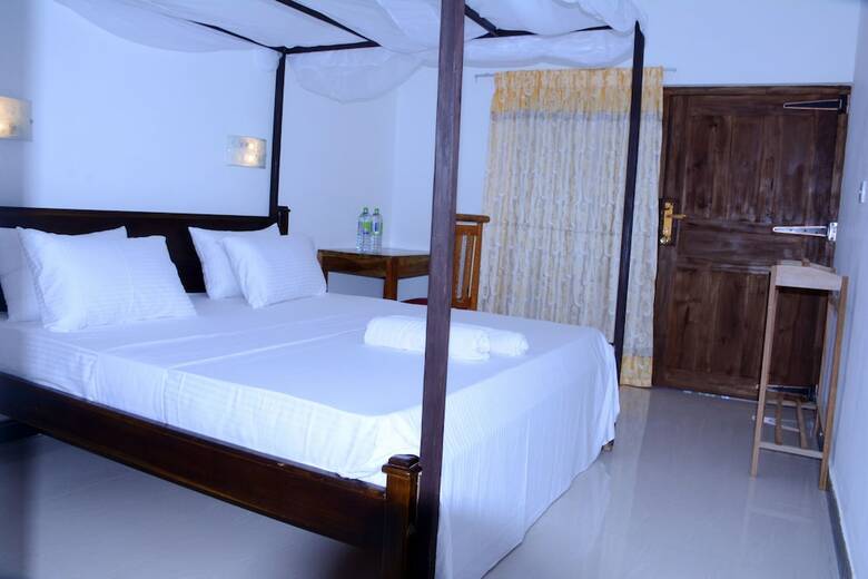 Hotel East Beach Surf Resort