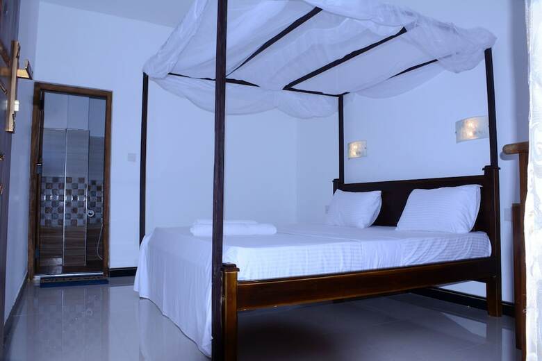 Hotel East Beach Surf Resort