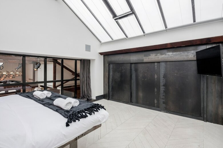 Skyline Water Front Penthouse Apartment