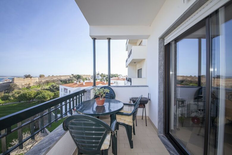 B17 - The Stunning Seaview Apartment