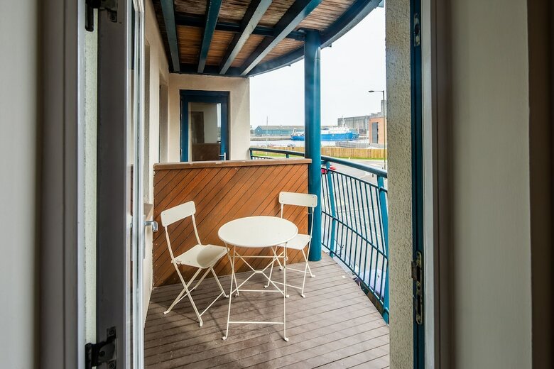 Stunning Shore Apartment With Balcony