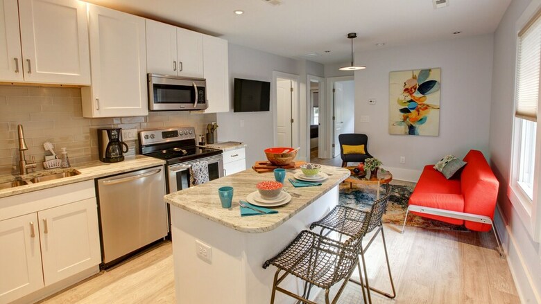 9 Bedroom, South Mint Street