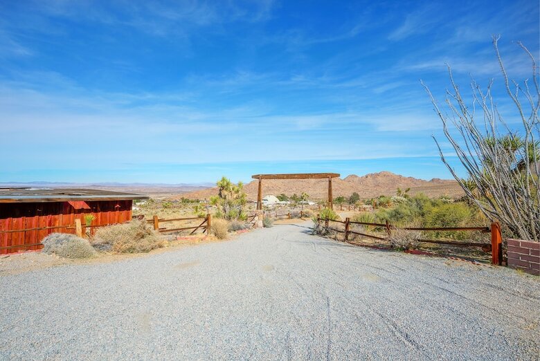 Classic 1960s Cottage On 10 Acres With Jacuzzi!