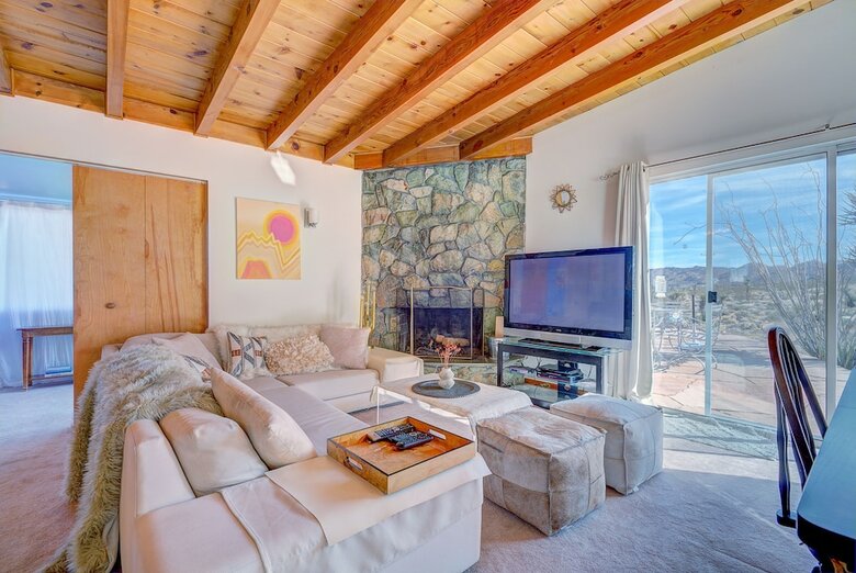 Classic 1960s Cottage On 10 Acres With Jacuzzi!