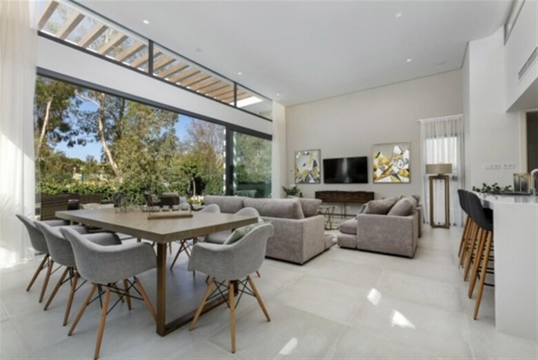 Stunning Detached Villa With Pool