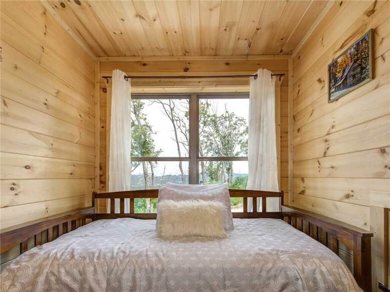 Cabana Walnut Ridge, 3 Bedrooms, Private, Pool Table, View, Hot Tub, Sleeps 11