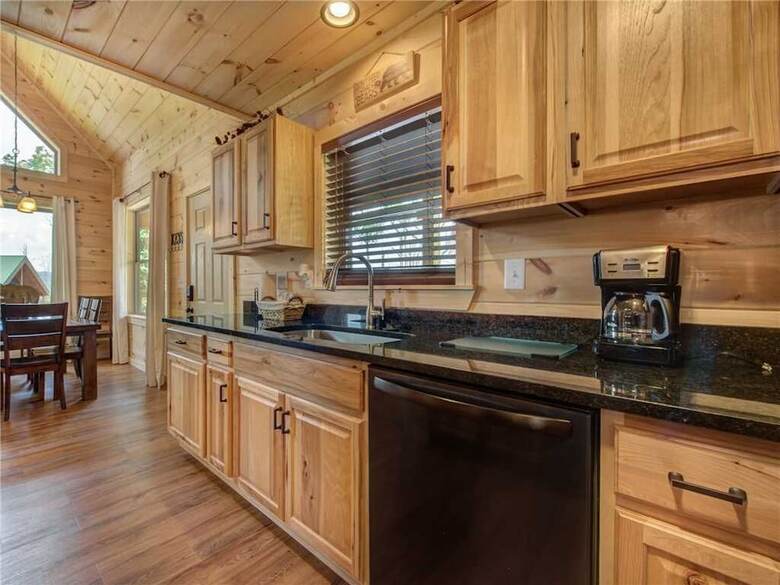 Cabana Walnut Ridge, 3 Bedrooms, Private, Pool Table, View, Hot Tub, Sleeps 11