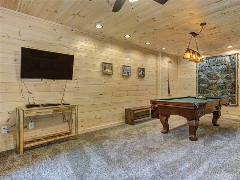Cabana Walnut Ridge, 3 Bedrooms, Private, Pool Table, View, Hot Tub, Sleeps 11
